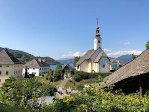 Městečko u jezera Wörthersee